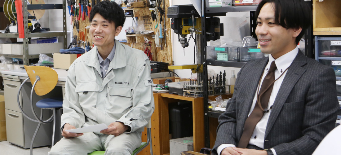 写真：笑顔で話を聞く勝部さんと野寺さん